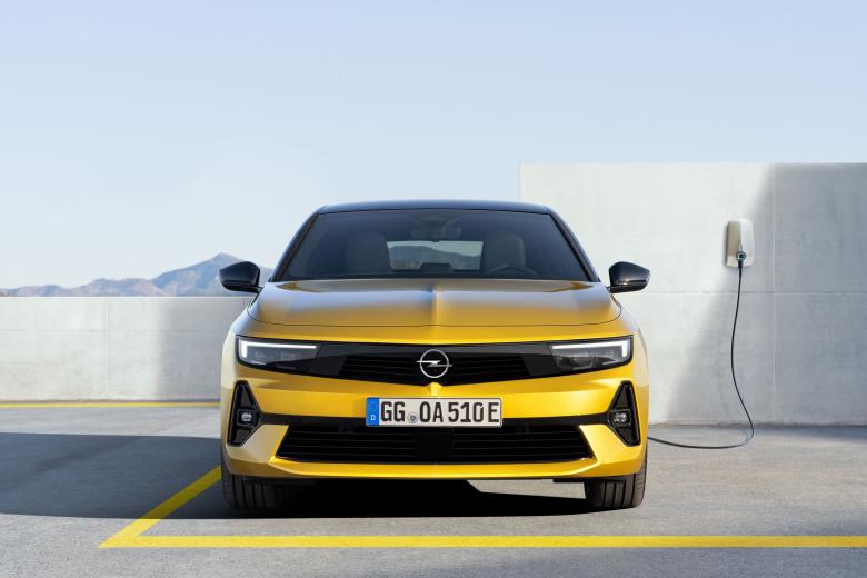 Opel Astra PHEV. Otra de las alternativas más atractivas y razonables en lo económico a la hora de comprarse un etiqueta Cero. Combina un motor gasolina de 150 caballos con otro eléctrico de 110, con una potencia conjunta de 180 caballos. Teien 60 kilómetros de autonomía eléctrica y cuesta 33.200 euros