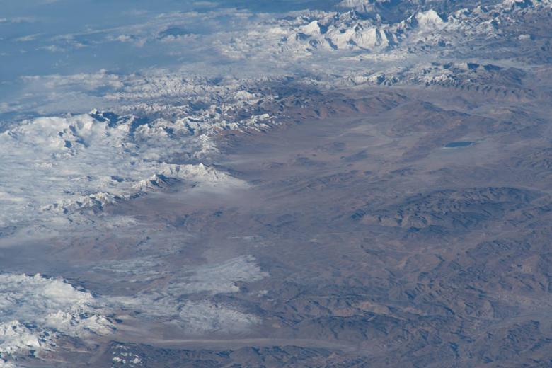 Los picos del Himalaya se muestran en esta fotografía oblicua de la Estación Espacial Internacional mientras orbitaba a 419 kilómetros sobre el centro de China el 8 de febrero de 2023
