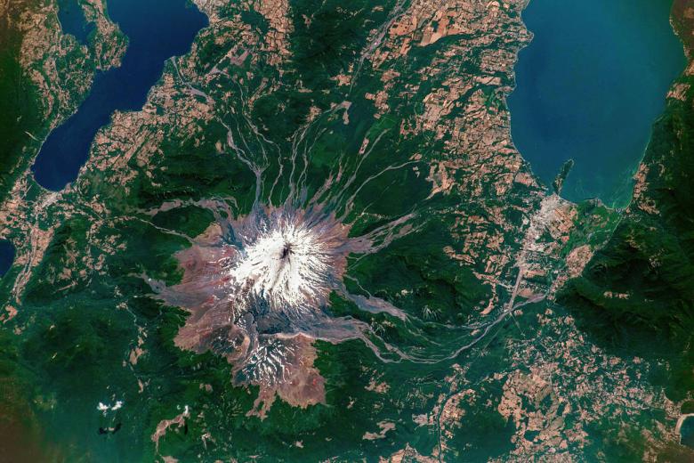 El volcán Villarrica de Chile emite vapor y otros gases volcánicos en esta foto tomada desde la Estación Espacial Internacional el 17 de enero de 2023. Los gases provienen de una serie de explosiones menores, llamadas erupciones estrombolianas, que han estado en curso en Villarrica desde octubre de 2022