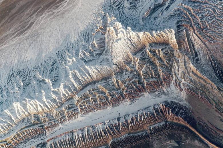 La nieve y el hielo cubren las montañas de la cordillera Tien Shan en esta fotografía tomada desde la Estación Espacial Internacional (ISS) el 9 de febrero de 2022. Tien Shan, que significa montañas celestiales en chino, es una de las cadenas montañosas más grandes del mundo