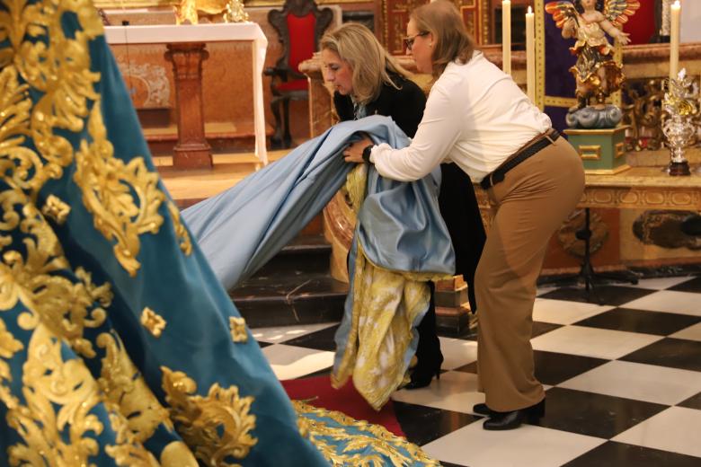 Presentación del nuevo manto de salida de María Santísima de la Trinidad