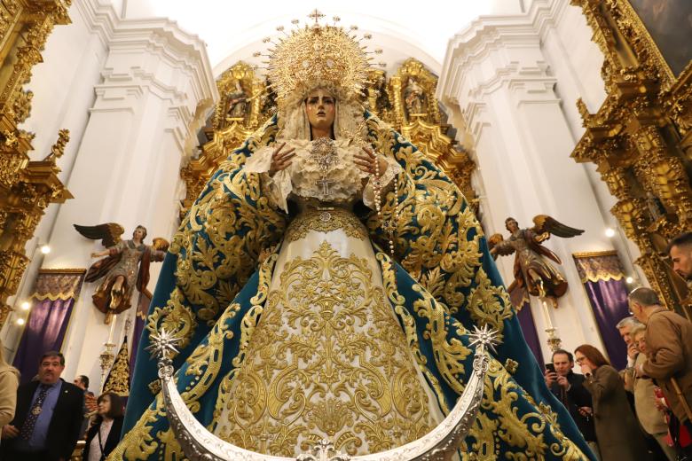Presentación del nuevo manto de salida de María Santísima de la Trinidad
