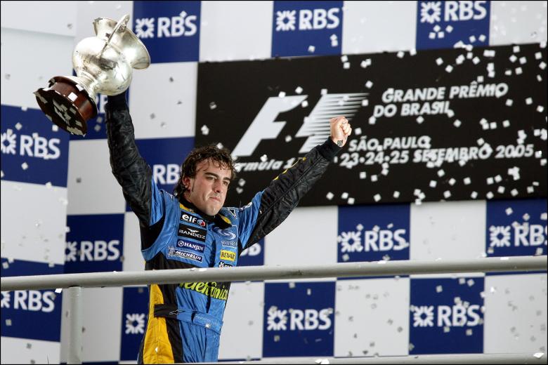 En el circuito de Interlagos de Brasil, un 25 de septiembre de 2005, Fernando Alonso consiguió un tercer puesto que le daba el primer título Mundial.