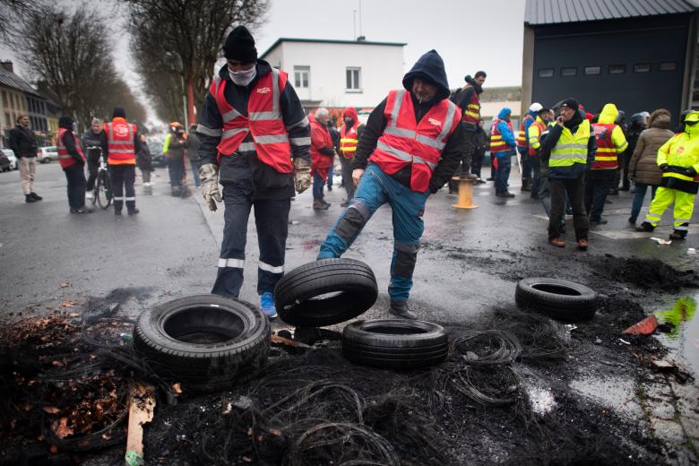 Los estibadores bloquean la entrada del depósito de petróleo en Lorient, en el oeste de Francia, el 22 de marzo de 2023, un día después de que la policía desbloqueara el depósito de petróleo de Lorient.