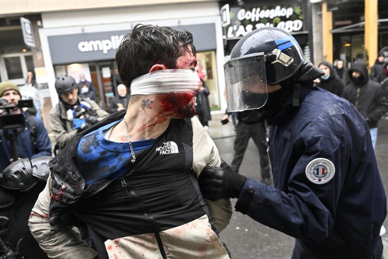 Agentes de la policía antidisturbios detienen a una persona durante una manifestación organizada por pescadores contra la "normativa y persecución de la Dirección de Asuntos Marítimos (direction des affaires maritimes)", en Rennes.