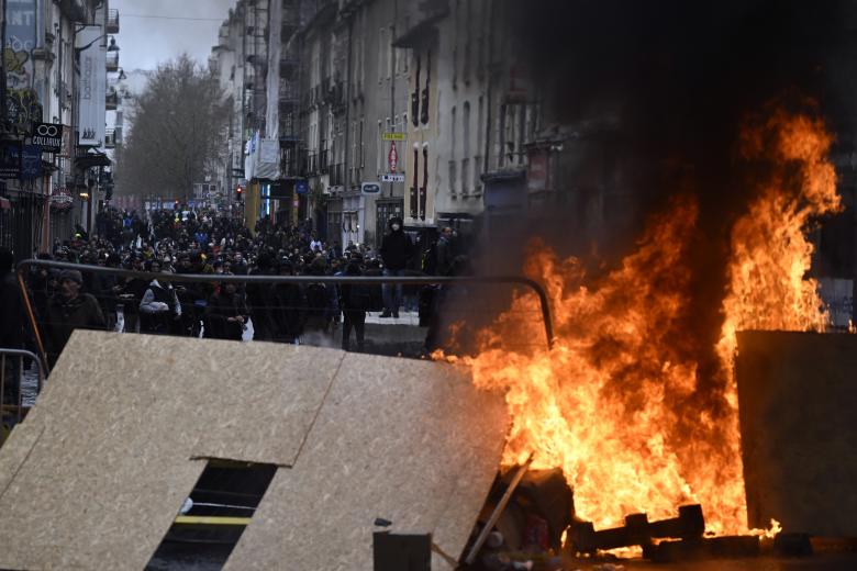 Una barricada arde durante una manifestación organizada por pescadores contra la "reglamentación y persecución de la Dirección de Asuntos Marítimos", en Rennes.