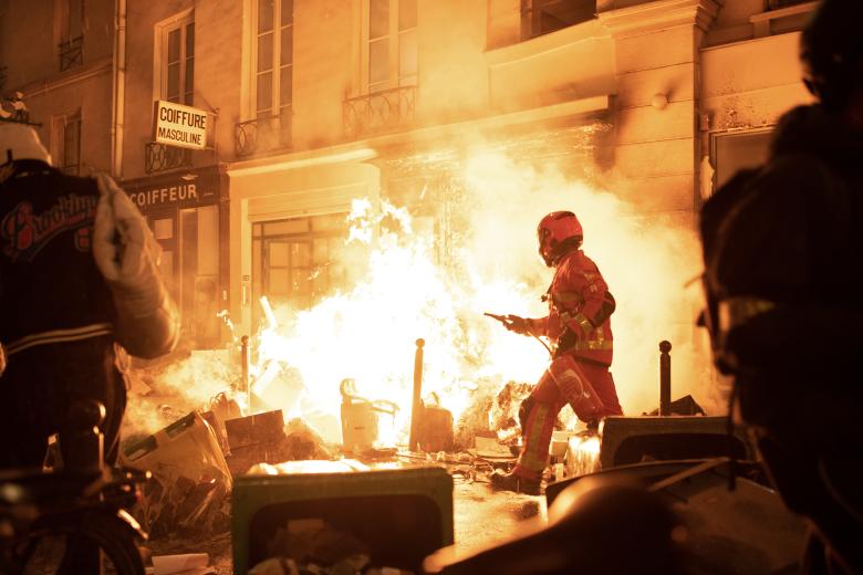 Un bombero intenta extinguir un incendio durante una demostración, en París