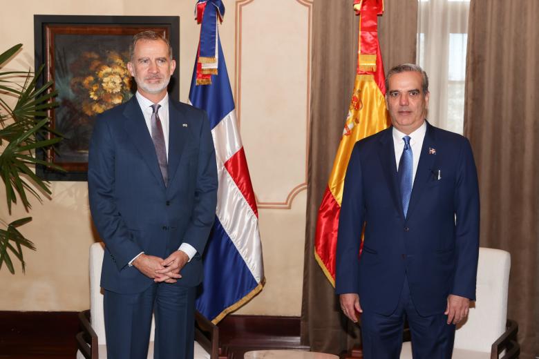 El Rey mantiene un encuentro con Luis Rodolfo Abinader, presidente de la República Dominicana, país anfitrión de la XXVIII Cumbre Iberoamericana de Jefes de Estado y de Gobierno