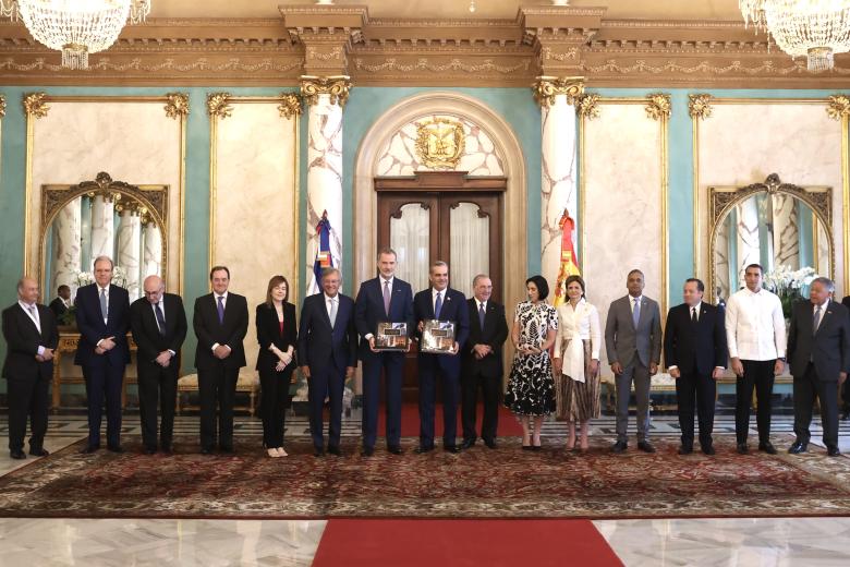 Tras su encuentro con el presidente de la República Dominicana en el Palacio Nacional, el Rey ha asistido a la presentación de un libro sobre la historia de las relaciones entre España y la República Dominicana.