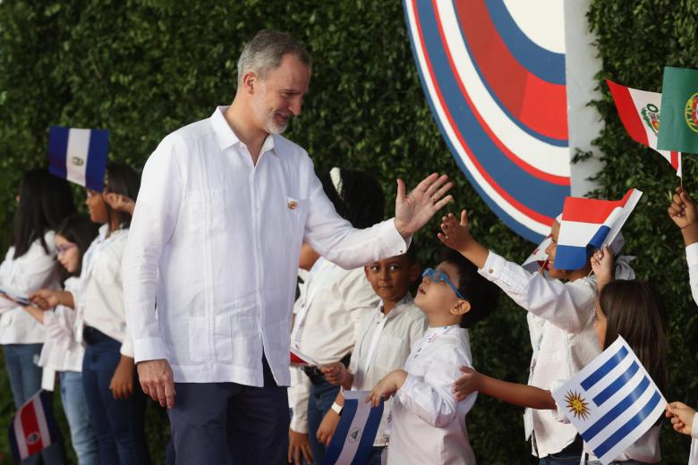El Rey de España, Felipe VI, saluda hoy a su llegada a la XXVIII Cumbre Iberoamericana de Jefes de Estado y de Gobierno, en Santo Domingo (República Dominicana).