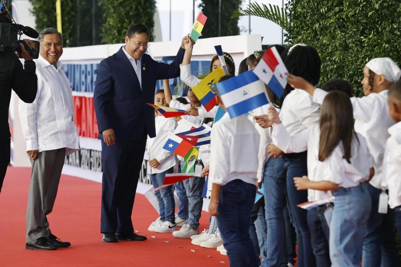 El presidente de Bolivia, Luis Arce, saluda hoy niños a su llegada a la XXVIII Cumbre Iberoamericana de Jefes de Estado y de Gobierno, en Santo Domingo