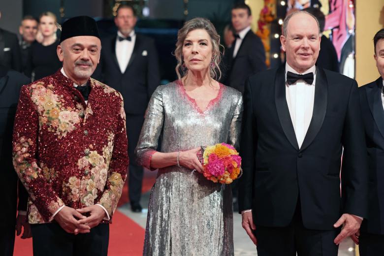 El Príncipe Alberto Ii y la Princesa CArolina de Mónaco, junto al diseñador Christian Louboutin, llegando al Baile de la Rosa