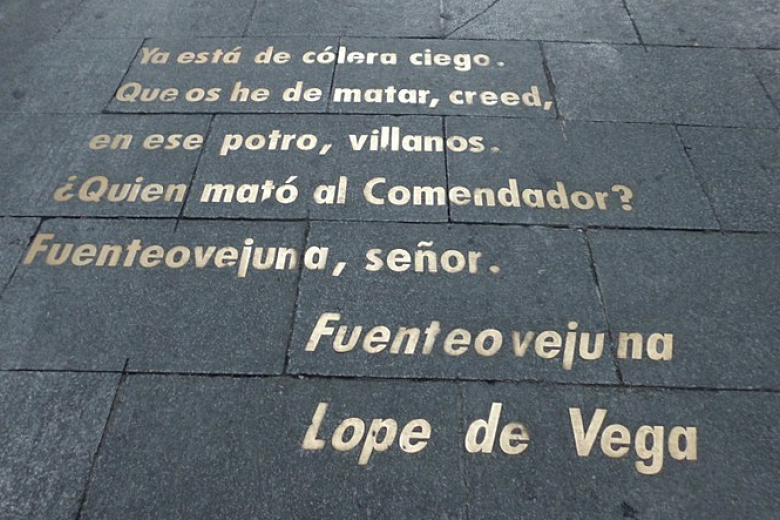 Versos de Fuente Ovejuna, de Lope de Vega, en la calle Huertas de Madrid