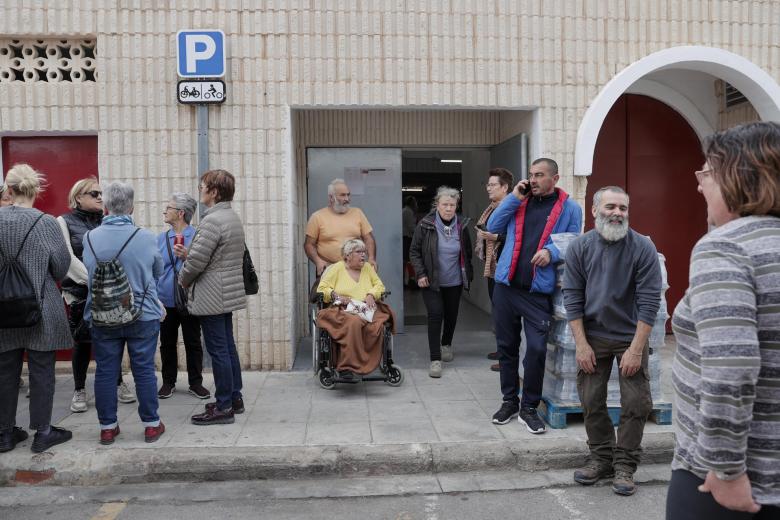 Un grupo de desalojados aguarda a las puertas del polideportivo de Segorbe donde casi un centenar de personas pasaron la noche un día después de que se iniciase el incendio