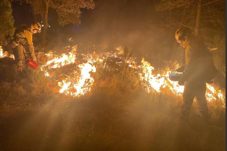 Una veintena de bomberos murcianos trabajan en el incendio forestal que desde el jueves afecta al interior de la provincia de Castellón y sigue sin estar controlado