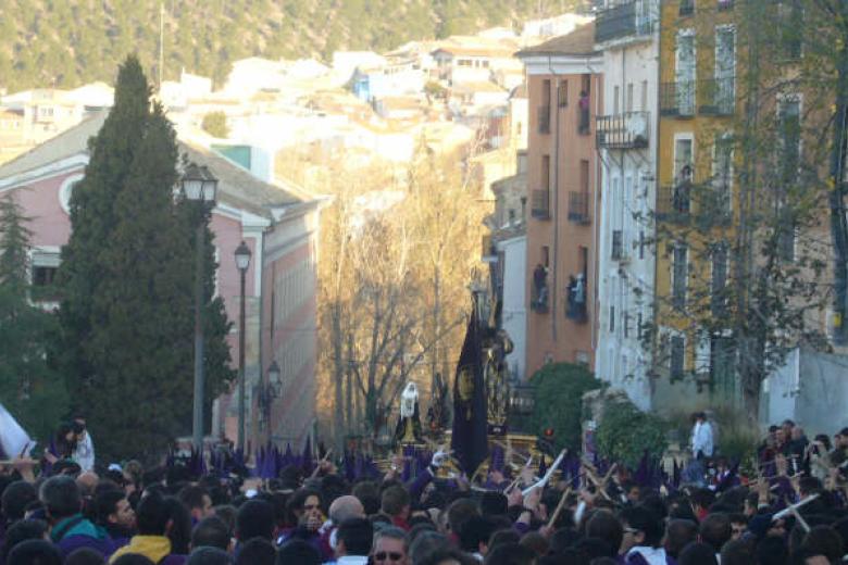 Las Turbas subiendo por las calles de Cuenca