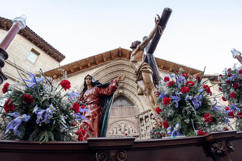 Salida en procesión del paso de Nuestra Señora del Rosario, este martes por el Casco Antiguo de Logroño, que custodia desde 2008 la Cofradía de la Santa Cruz de los Hermanos Maristas de Logroño y al que acompaña el Sabat Mater (en la imagen), también de esta agrupación, creada en 1991 y que integran dos centenares de cofrades.- EFE/ Raquel Manzanares