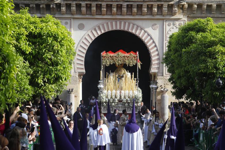 Nuestra Señora de la Salud, de la Hermandad de la Agonía, sale por la puerta de las Palmas de la Mezquita-Catedral de Córdoba iniciando su procesión de Martes Santo por la ciudad califal. EFE/Salas