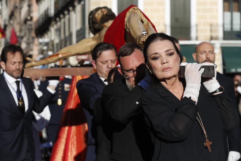 MADRID 04/04/2023.- La artista Maria José Cantudo porta como hermana de carga la imagen del Cristo de los Alabarderos, durante su traslado, este martes, desde la iglesia catedral de las Fuerzas Armadas hasta el Palacio Real de Madrid.EFE/ J.p.gandul