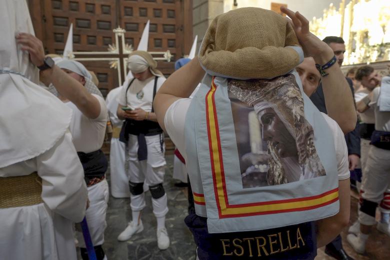 Salida del paso de Nuestra Señora de la Estrella, portado por costaleros, al más puro estilo andaluz, este martes en la Procesión de la Estrella de la Semana Santa de Ávila. EFE/ Raúl Sanchidrián