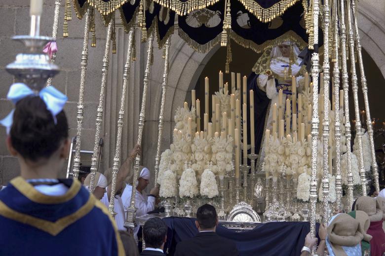 Salida del paso de Nuestra Señora de la Estrella, portado por costaleros, al más puro estilo andaluz, durante la Procesión de la Estrella de la Semana Santa de Ávila, este martes en la ciudad abulense.