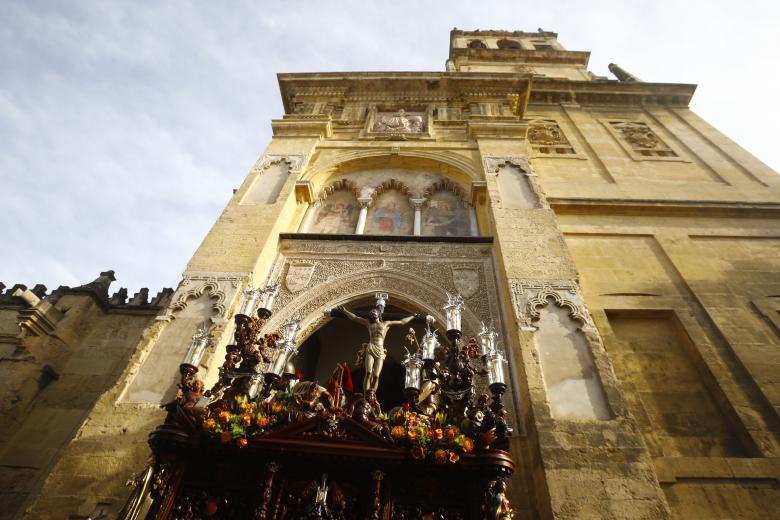 CÓRDOBA, 04/04/2023.- El Santísimo Cristo de la Agonía, de la Hermandad de la Agonía, sale por la puerta del Perdón de la Mezquita-Catedral de Córdoba iniciando su procesión de Martes Santo por la ciudad califal. EFE/Salas