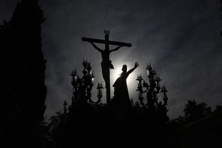 El Santísimo Cristo de la Agonía, de la Hermandad de la Agonía, durante su procesión de Martes Santo por las calles de Córdoba. EFE/Salas