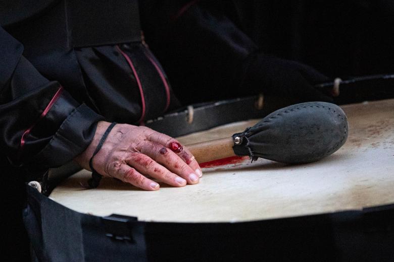 Detalle de la mano de un participante de la procesión del paso de Nuestra Señora del Rosario, este martes por el Casco Antiguo de Logroño, que custodia desde 2008 la Cofradía de la Santa Cruz de los Hermanos Maristas de Logroño y al que acompaña el Sabat Mater, también de esta agrupación, creada en 1991 y que integran dos centenares de cofrades.