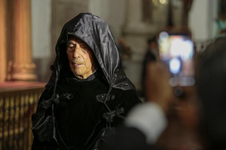 Un clérigo participa en el tradicional Arrastre de Caudas en la Catedral Primada en Quito (Ecuador)