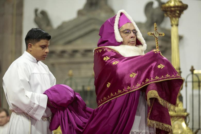 El cardenal de Quito, monseñor Alfredo Espinoza, muestra la reliquia de la Cruz de Cristo que protagoniza el tradicional Arrastre de Caudas en la Catedral Primada en Quito (Ecuador)