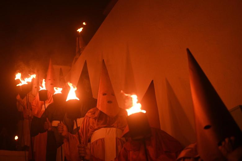 Conocidos como "farricocos", los católicos brasileños celebran la Pasión de Cristo con procesiones como la de Fogaréu