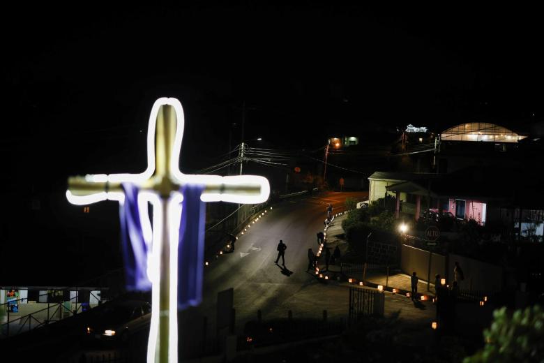 Una cruz ilumina las calles de Llano Grande de Cartago (Costa Rica)