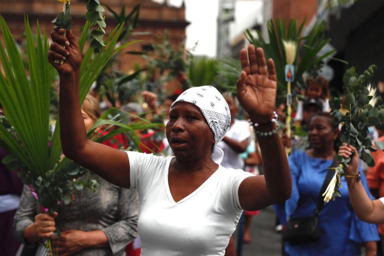 Fieles participan en la procesión del Domingo de Ramos en Cali (Colombia)