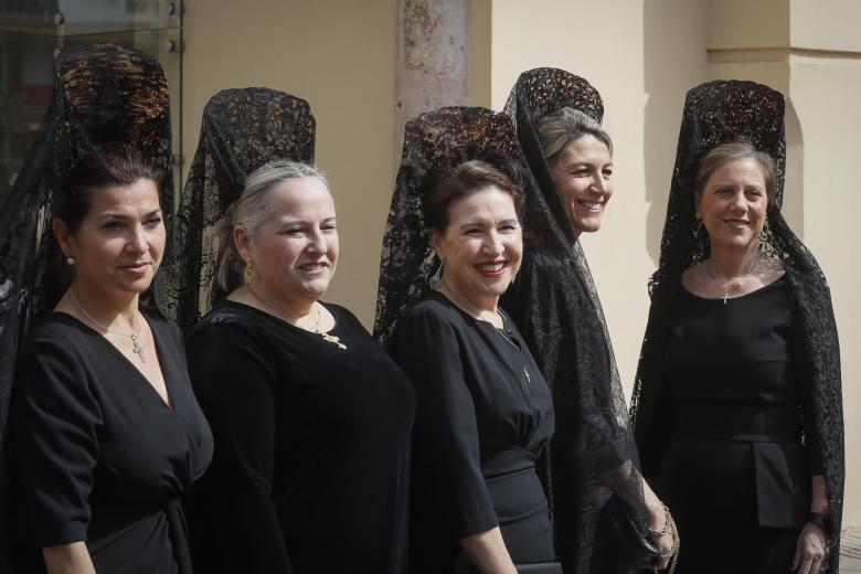 SEVILLA, 06/04/2023.- Unas mujeres ataviadas con mantillas esperan en el exterior de la Basílica de La Macarena, cuya imagen saldrá en procesión en la Madrugá sevillana, este Jueves Santo en Sevilla. EFE/Jose Manuel Vidal