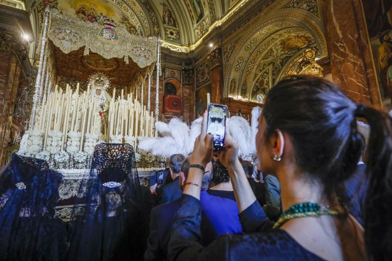 SEVILLA, 06/04/2023.- Una joven fotografía el paso de Semana Santa de la virgen de la Macarena en la Basílica de La Macarena este Jueves Santo en Sevilla horas antes de que salga en procesión en la tradicional "Madrugá" sevillana . EFE/Jose Manuel Vidal