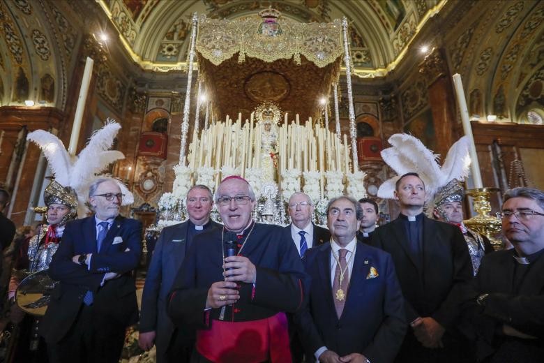 SEVILLA, 06/04/2023.- El arzobispo de Sevilla, Monseñor Saiz Meneses, se dirige a los feligreses en la Basílica de La Macarena, cuya imagen saldrá en procesión en la Madrugá sevillana, este Jueves Santo en Sevilla. EFE/Jose Manuel Vidal