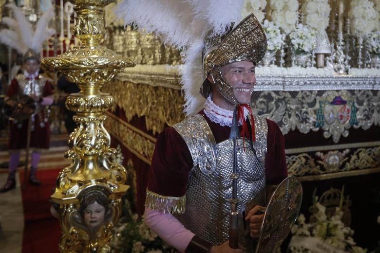 SEVILLA, 06/04/2023.- Un joven de la Centuria Romana Macarena, un grupo que procesiona vestido como la Guardia Pretoriana de Poncio Pilato, custodia el paso de Semana Santa de la virgen de la Macarena en la Basílica de La Macarena este Jueves Santo en Sevilla, horas antes de que salga en procesión en la tradicional "Madrugá" sevillana . EFE/Jose Manuel Vidal