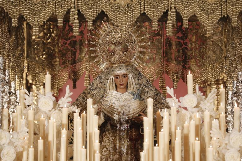 AME9632. SEVILLA (ESPAÑA), 07/04/2023.- Fotografía del Santísimo Cristo de las Tres Caidas de la hermandad de La Esperanza de Triana, a su salida de la capilla de los Marineros durante la celebración de la Madrugá sevillana, una noche con seis cofradías recorriendo el centro de Sevilla (España). EFE/José Manuel Vidal