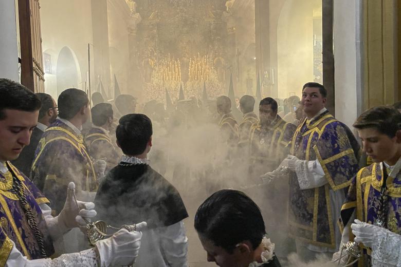 AME9632. SEVILLA (ESPAÑA), 07/04/2023.- Prelados y feligreses acompañan hoy a la Virgen de la Esperanza de Triana en su salida de la capilla de los Marineros para la procesión, durante la celebración de la Madrugá sevillana, una noche con seis cofradías recorriendo el centro de Sevilla (España). EFE/Jose Manuel Vidal