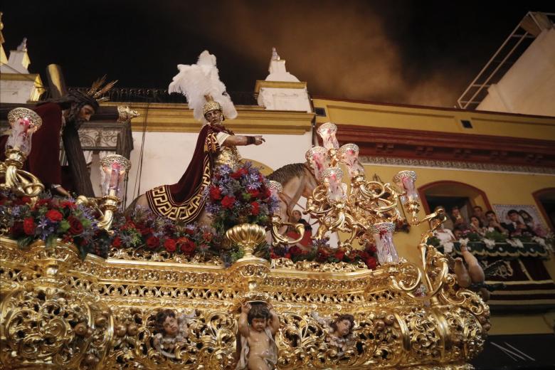 AME9632. SEVILLA (ESPAÑA), 07/04/2023.- Fotografía del Santísimo Cristo de las Tres Caidas de la hermandad de La Esperanza de Triana, a su paso hoy por el puente de Triana, durante la celebración de la Madrugá sevillana, una noche con seis cofradías recorriendo el centro de Sevilla (España). EFE/José Manuel Vidal