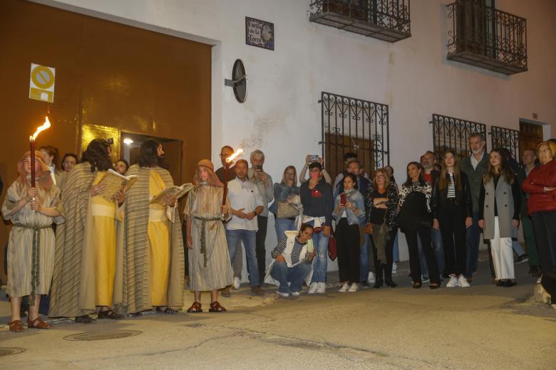 CHINCHÓN (MADRID), 08/04/2023.- Representación de la Pasión de Cristo este Sábado Santo en la localidad madrileña de Chinchón a la que asisten los reyes Felipe y Letizia, acompañados por sus hijas, la princesa Leonor y la infanta Sofía. EFE/Juan Carlos Hidalgo