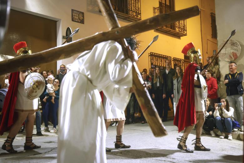 CHINCHÓN (MADRID), 08/04/2023.-Los reyes Felipe y Letizia, acompañados por sus hijas, la princesa Leonor y la infanta Sofía, este Sábado Santo en la localidad madrileña de Chinchón donde asisten a la representación de la Pasión de Cristo, en su sesenta aniversario. EFE/Juan Carlos Hidalgo