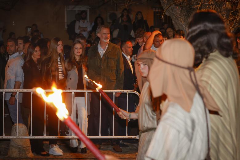 CHINCHÓN (MADRID), 08/04/2023.-Los reyes Felipe (2d) y Letizia, acompañados por sus hijas, la princesa Leonor (c) y la infanta Sofía, este Sábado Santo en la localidad madrileña de Chinchón donde asisten a la representación de la Pasión de Cristo, en su sesenta aniversario. EFE/Juan Carlos Hidalgo