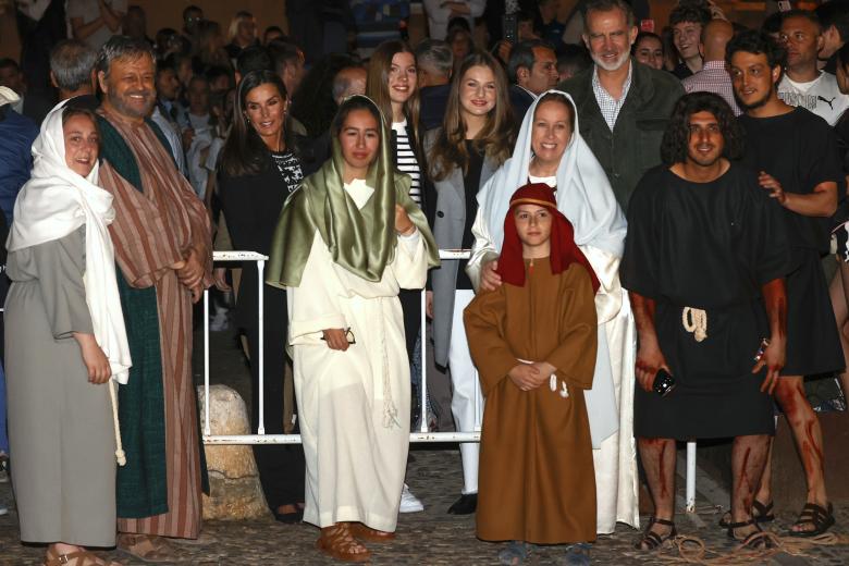 CHINCHÓN (MADRID), 08/04/2023.-Los reyes Felipe (c-d) y Letizia (3i), acompañados por sus hijas, la princesa Leonor (c-i) y la infanta Sofía, este Sábado Santo en la localidad madrileña de Chinchón donde asisten a la representación de la Pasión de Cristo, en su sesenta aniversario. EFE/Juan Carlos Hidalgo