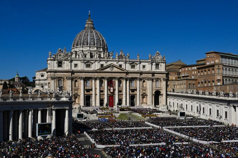 A general view swhows St. Peters' basilica and St. peter's square during the Pope's Easter Sunday mass on April 9, 2023 at St. Peter's square in The Vatican, as part of celebrations of the Holy Week. (Photo by Andreas SOLARO / AFP)
