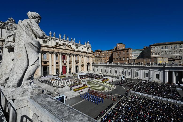 A general view shows St. Peter's square during the Pope's Easter Sunday mass on April 9, 2023 in The Vatican, as part of celebrations of the Holy Week. (Photo by Andreas SOLARO / AFP)