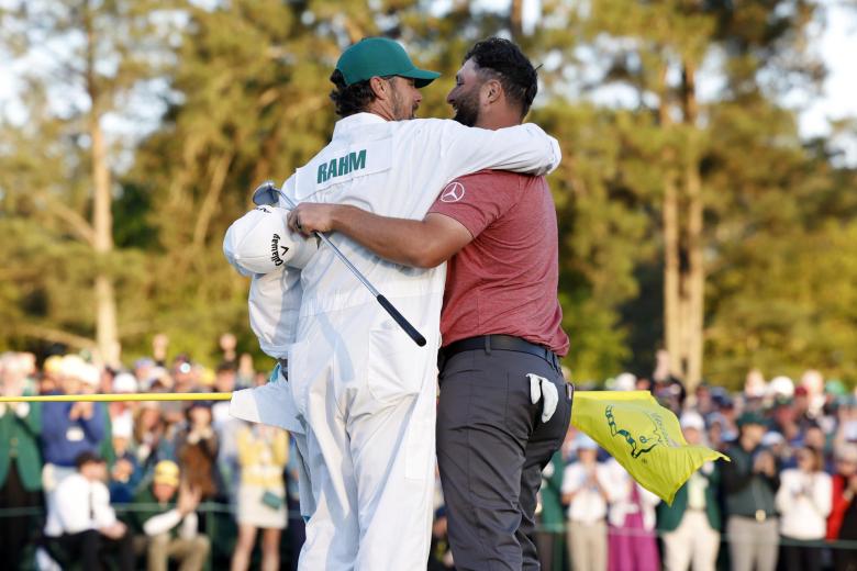 Jon Rahm, junto a Adam Hayes, tras el triunfo del golfista español en el Masters de Augusta