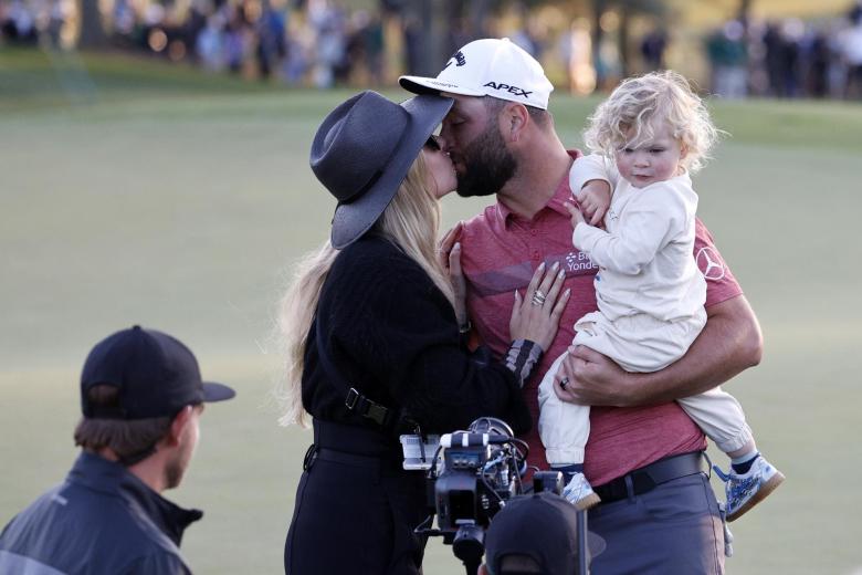 Jon Rahm, junto a su familia, tras coronarse número 1