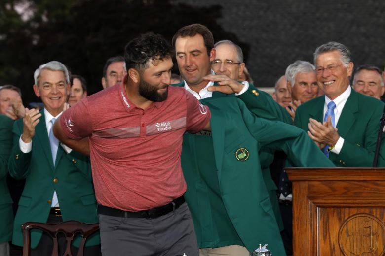 Jon Rahm recibe la chaqueta verde tras ganar el Masters de Augusta