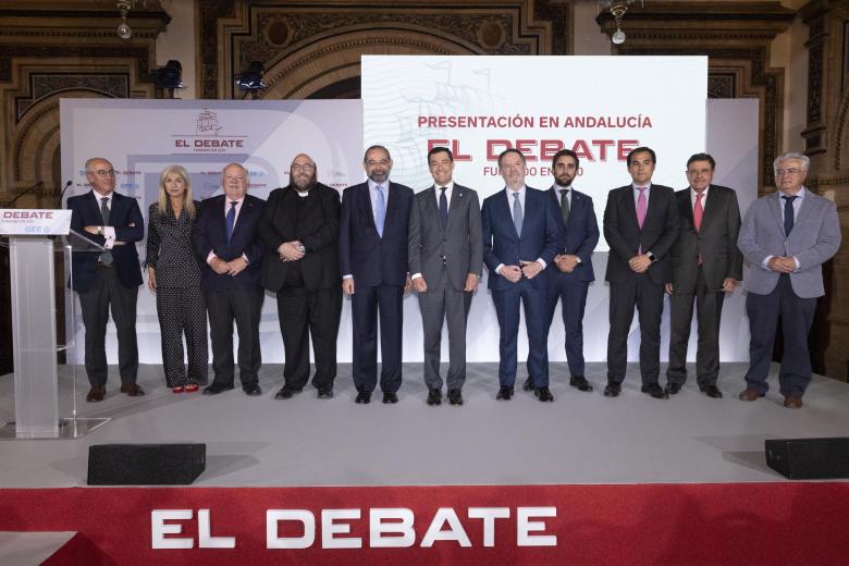 El presidente de Andalucía, Juanma Moreno, el presidente de El Debate, Alfonso Bullón de Mendoza; y el director del periódico, Bieito Rubido